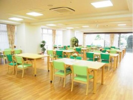 明るい食堂の様子
