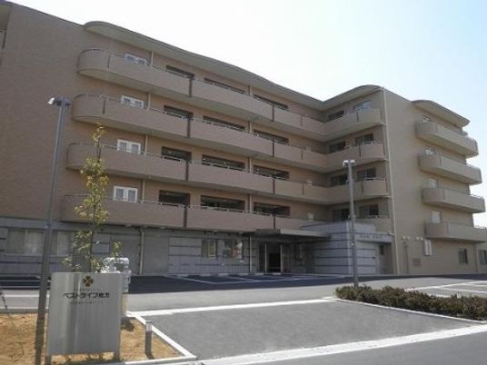 明るい日差しの共用施設外観