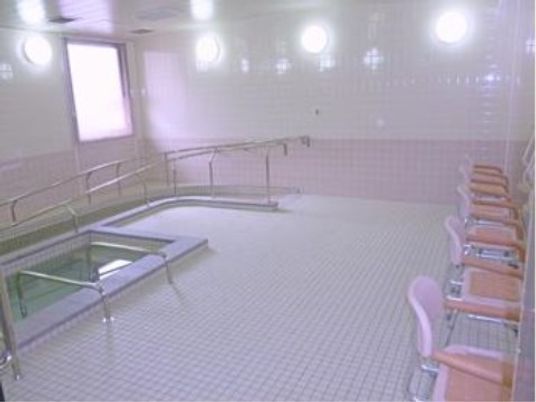 広々とした明るい浴室