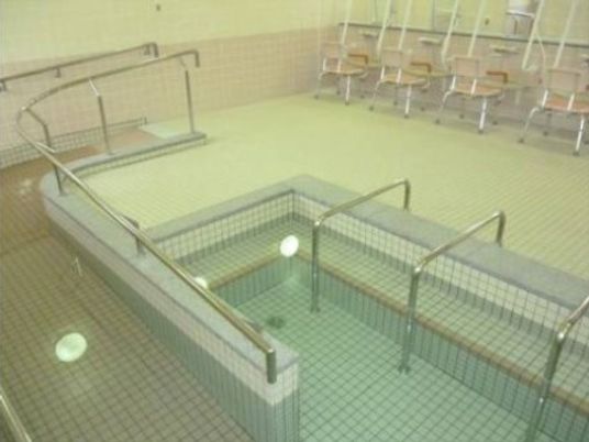 手すり付きの広々とした浴室