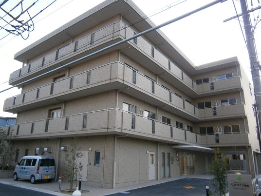 明るい日中の建物外観