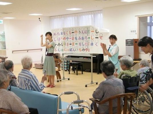 歌のレクリエーションの様子