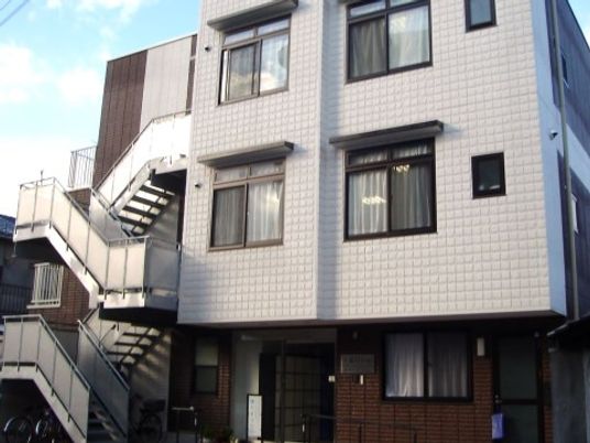明るい外観の建物
