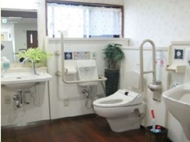 清潔感あるトイレ空間 共用お手洗い 手すり付きで安全に配慮されたトイレスペースです。清潔感のあふれる環境で、利用者の快適さを考えた設計になっています。