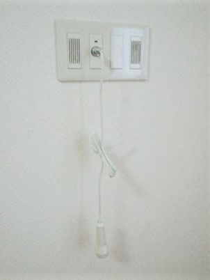 壁に取り付けられたコール装置
