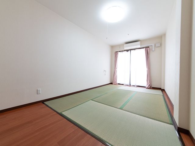 清潔感のある和室 居室 明るく広々とした居室です。畳の感触を楽しみながら、ゆったりとくつろげる空間が整っています。