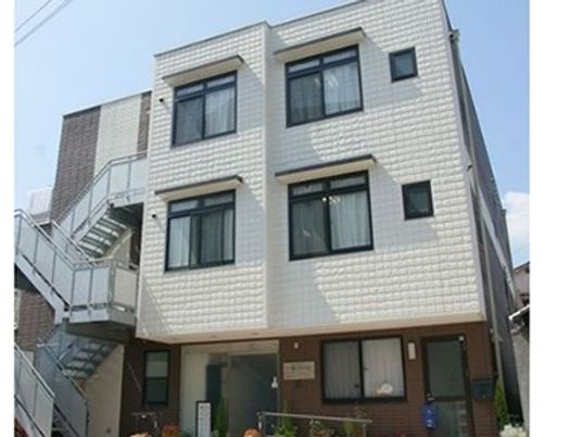 3階建ての建物外観  