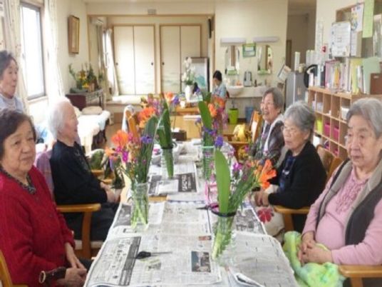 会話する利用者の食堂