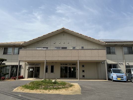 明るい施設の外観