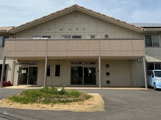 施設の正面外観  
