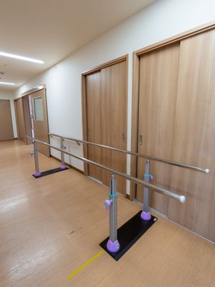 手すり付き廊下
