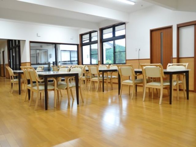 広々とした明るい食堂 ダイニング ゆったりと配置されたテーブルセットが配置され、木のぬくもり感じる清潔な食堂です。大きな窓から自然光が差し込み、明るい雰囲気で食事ができます。
