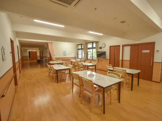 広々とした明るい食堂