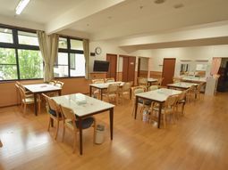 広い窓の明るい食堂