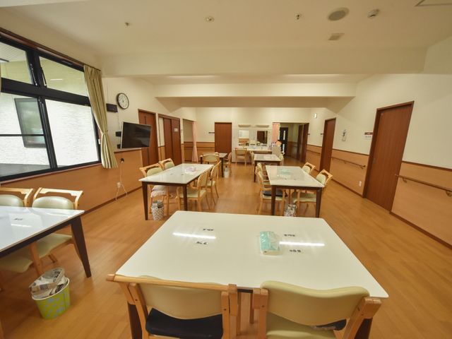 広々とした明るい食堂 食堂 ゆとりのある配置で整えられた快適な食堂です。窓から自然光が差し込み、居心地の良い空間を提供しています。