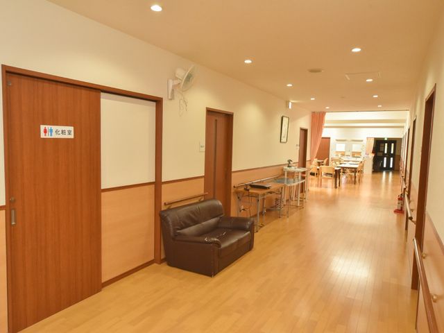 廊下の明るい風景 廊下 ゆったりとした廊下には革張りの椅子があり、一息つくスペースが確保されています。清潔感のある木目調の床が心地よい雰囲気を醸しています。