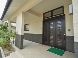 明るい施設のエントランス