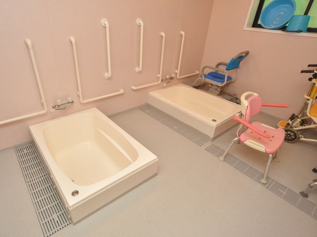 バリアフリー浴室設備 浴室 手すり付きの広々とした浴室です。安全にご利用いただける様々な設備が整っており、利用者の快適な生活を支援しています。