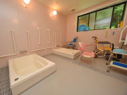 バリアフリーの浴室設備