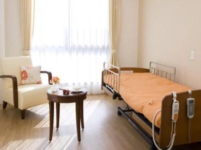 居室のベッドと椅子