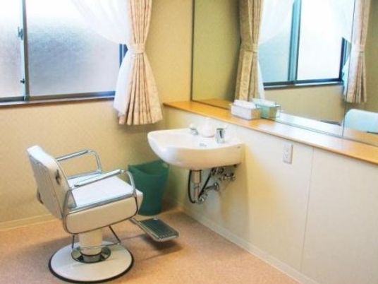 明るい理美容室の一角
