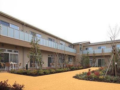 明るい庭のある施設外観