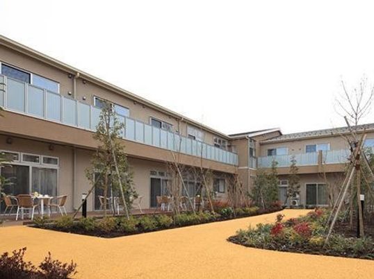 明るい庭のある施設外観