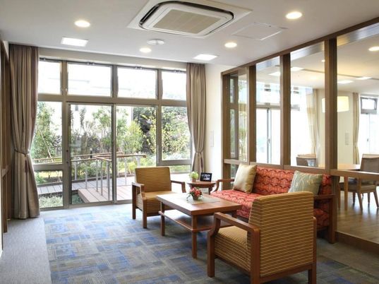 明るいリビングの居心地空間