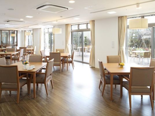 広々とした明るい食堂