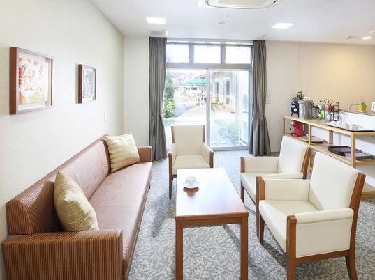 明るい共用リビング