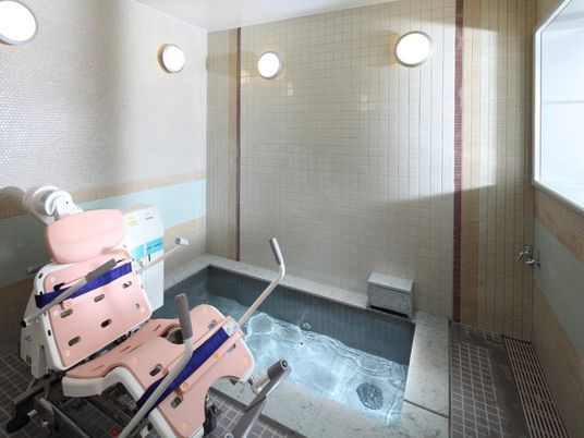 バリアフリー設計の浴室