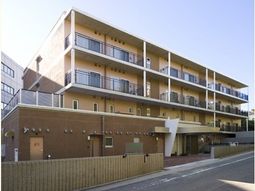 明るい外観の建物