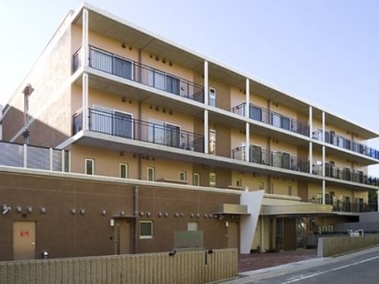 明るい外観の建物