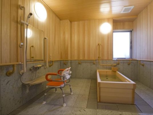 バリアフリー設計の浴室