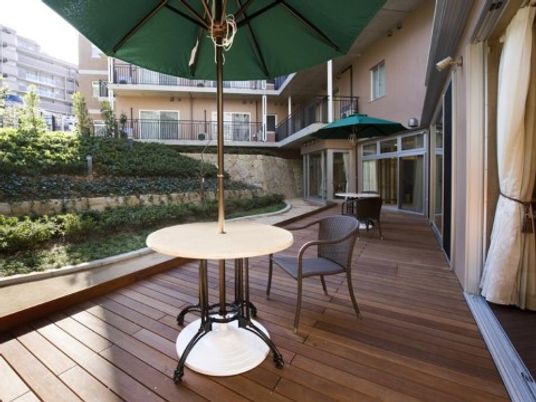 木のデッキと緑の中庭