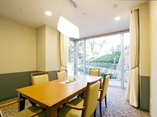 緑を望むダイニングルーム