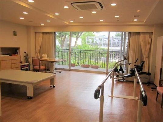 明るく広い機能訓練室