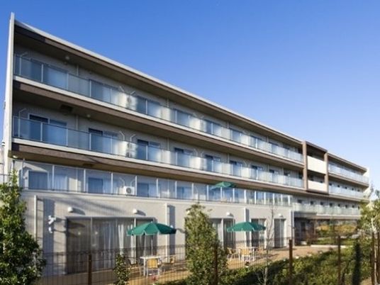 明るい施設の外観