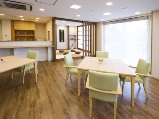 明るい共有ダイニングルーム