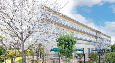 庭付きの明るい施設外観