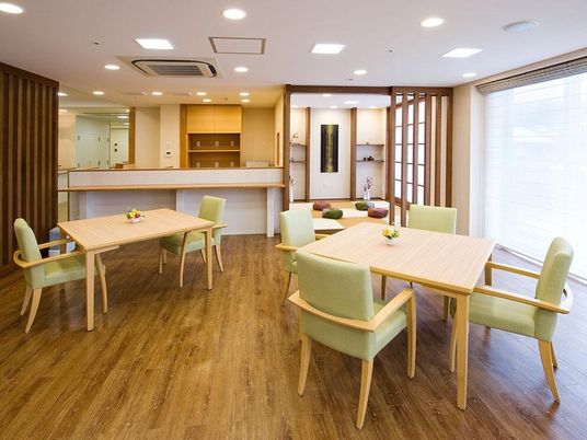 広々とした明るいラウンジ