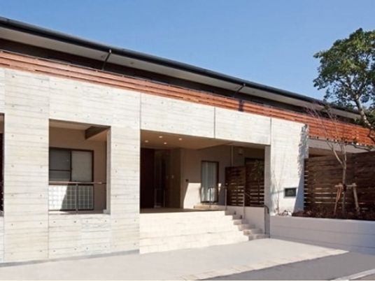 モダンな外観のエントランス