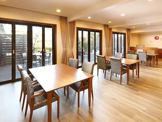 広々とした明るい食堂