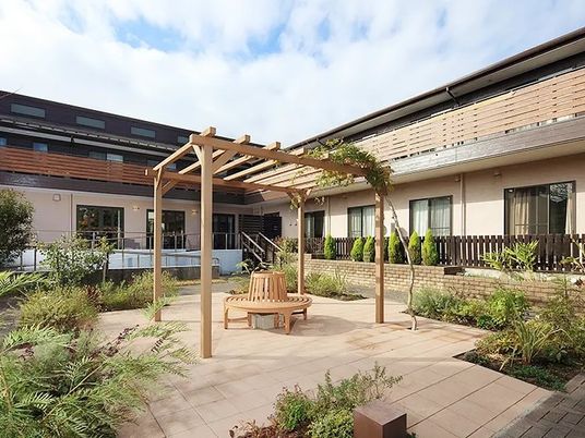 明るい屋外テラス