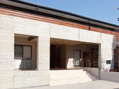 モダンな建物のエントランス