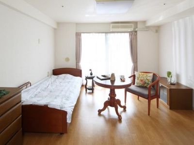 明るい広々とした居室