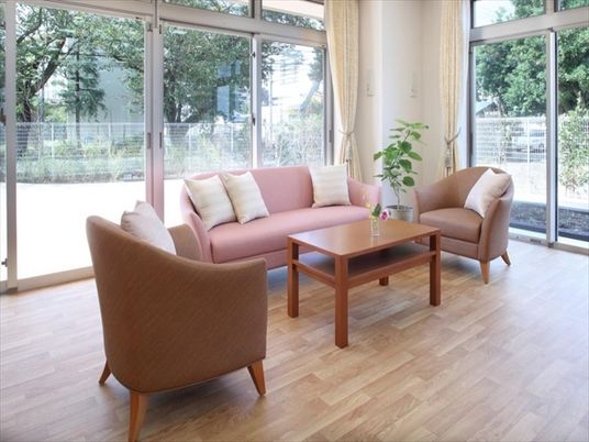 明るい共有ラウンジ