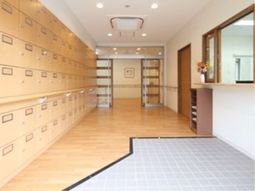 明るい木目調のエントランス