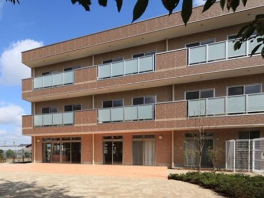 明るい建物の外観