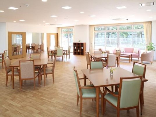 広々とした明るい食堂